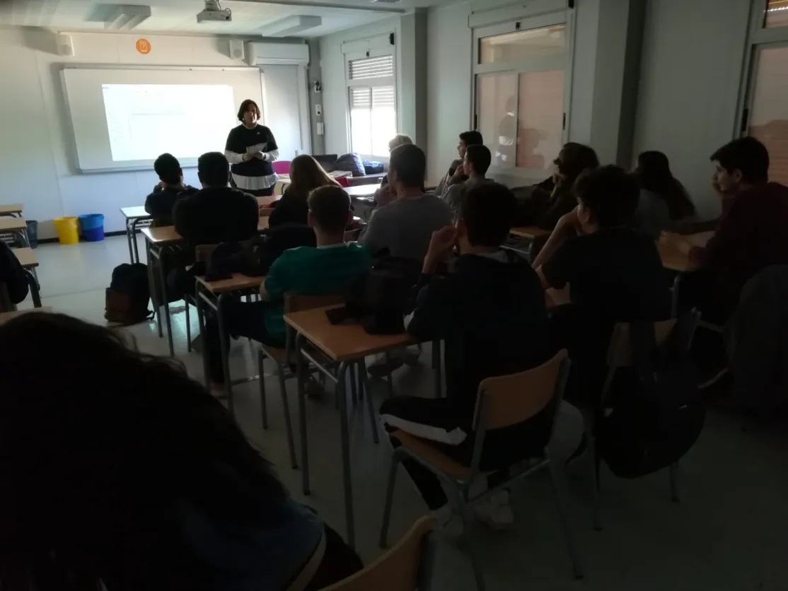 Elisenda explicando la misión de Mans Unides