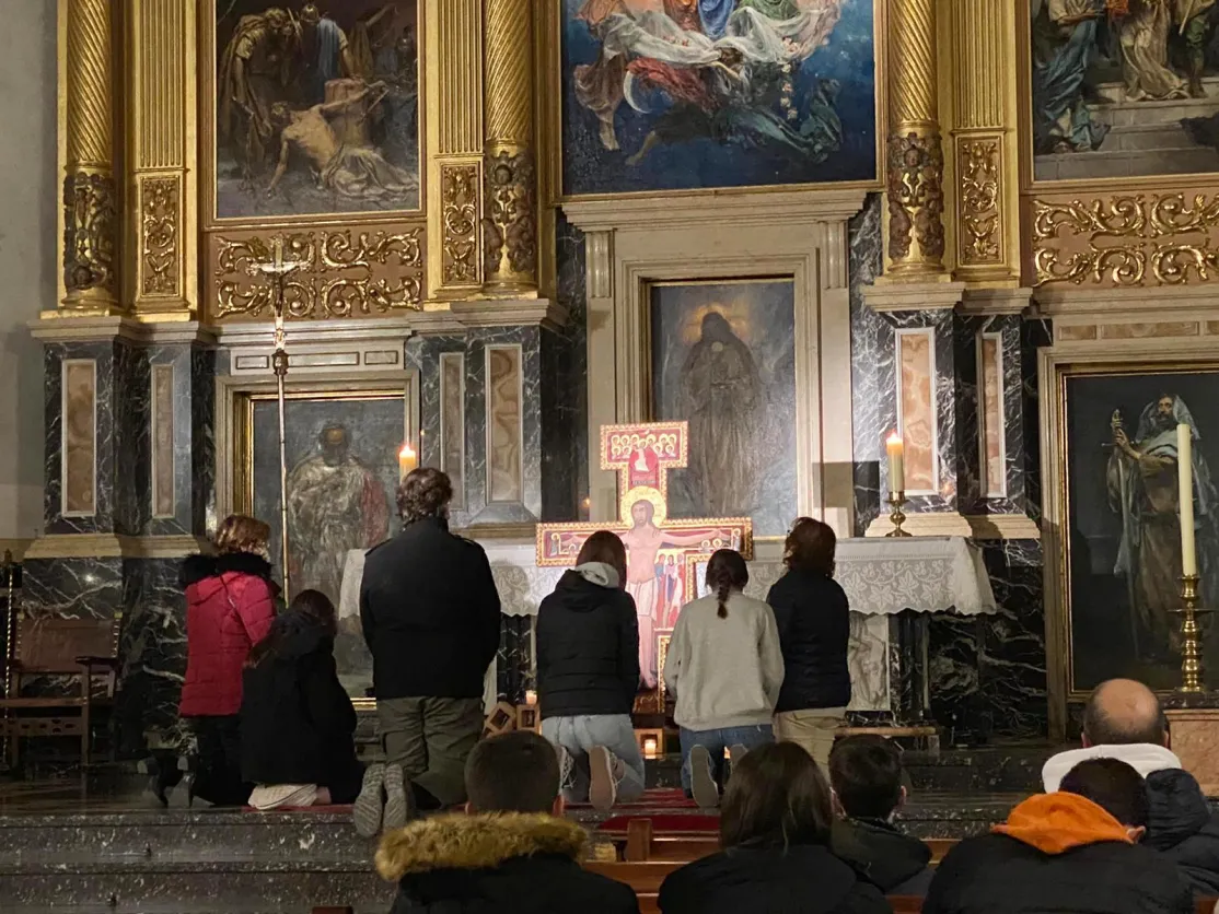 Momento de oración después de misa con los confirmandos, dentro de las actividades organizadas en Albaida por la comarcal de Manos Unidas Valencia. 