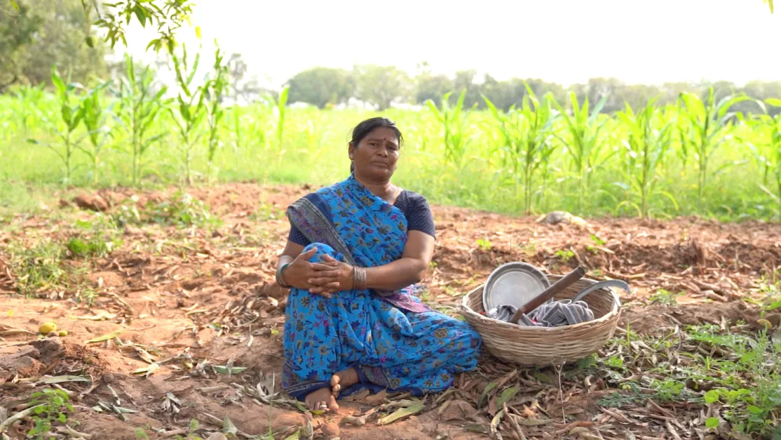 La agricultora Chilveru Suramma posa ante sus cultivos. Foto: Manos Unidas/Bala Vikasa