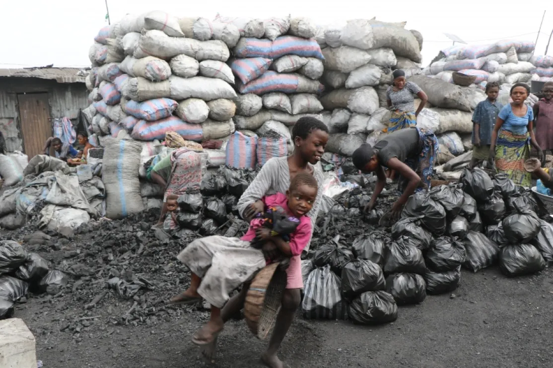 Niña trabajadora del mercado de Dantopka, en Benín. Foto: Manos Unidas/Iciar de la Peña