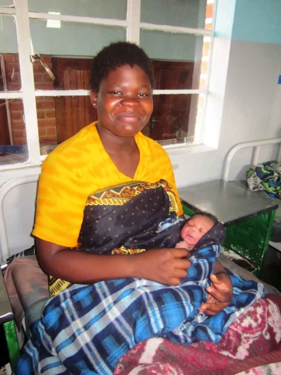 Miradas a la igualdad. Brenda Eleneo y su hijo en Malawi