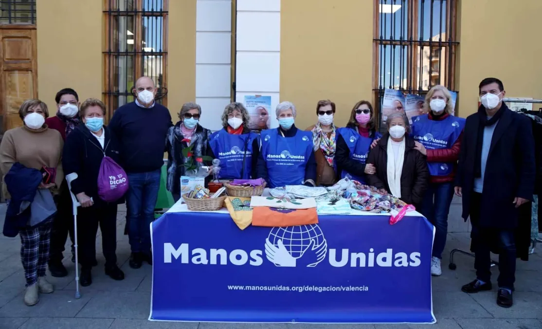 El alcalde de Burjassot, Rafael García, asistió a esta jornada solidaria en favor de Manos Unidas. 