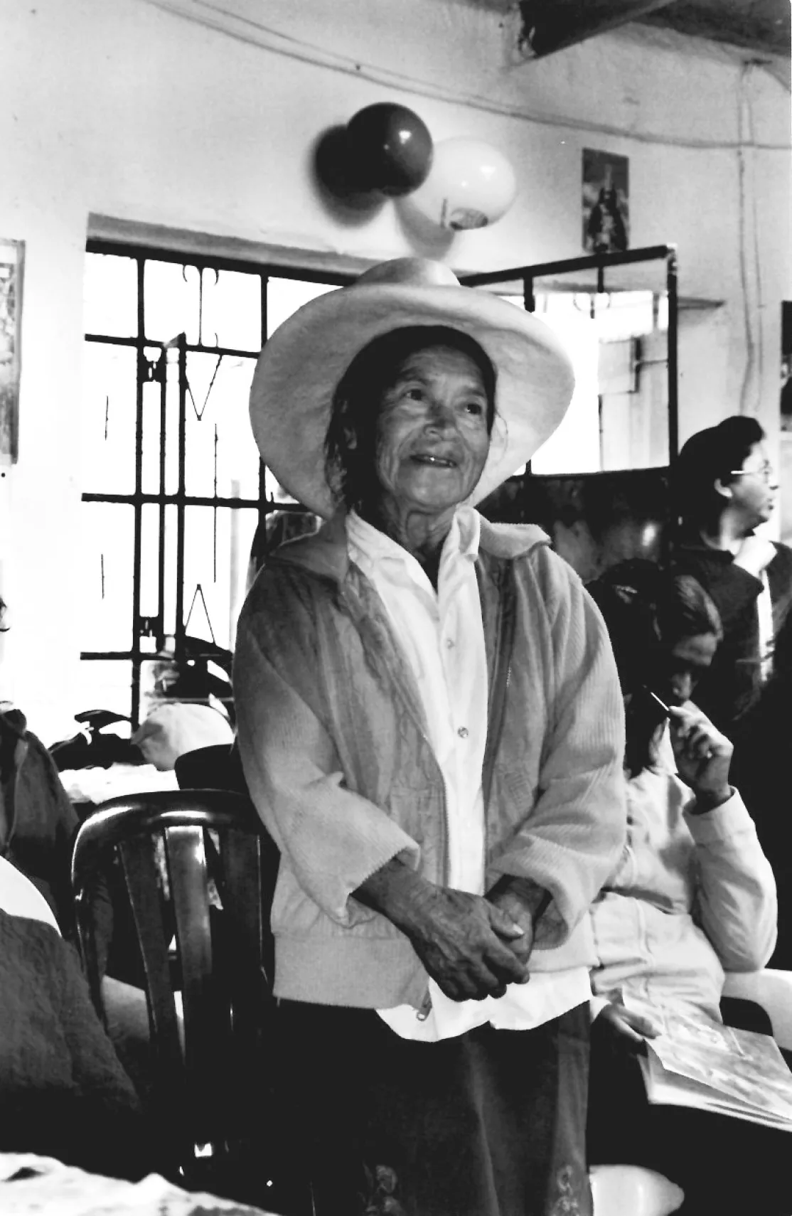 Mujer campesina asiste a uno de los talleres.