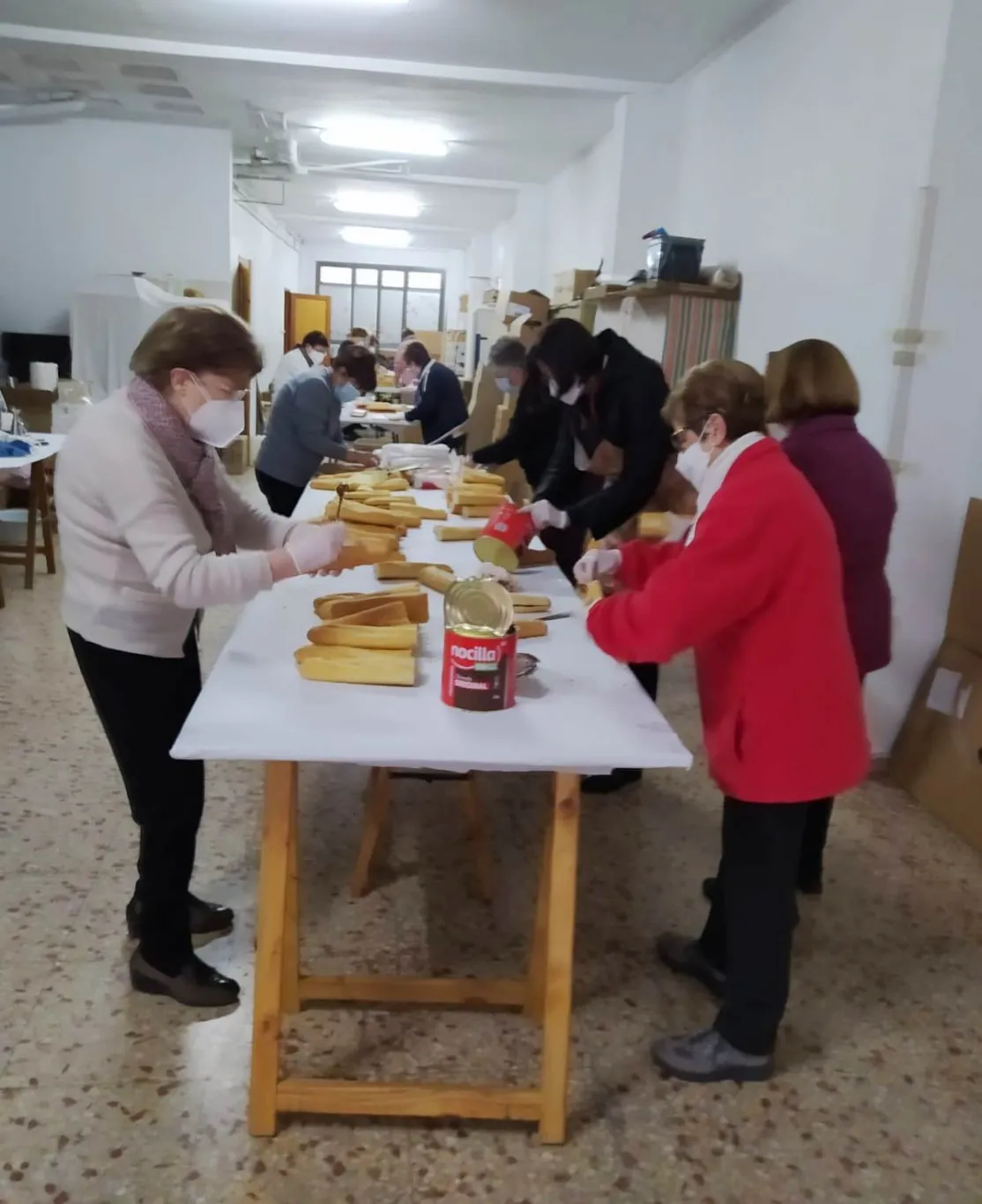 Almuerzo solidario organizado por la comarcal de Carcaixent en el Colegio Padres Franciscanos San Antonio de Padua a beneficio de Manos Unidas. 
