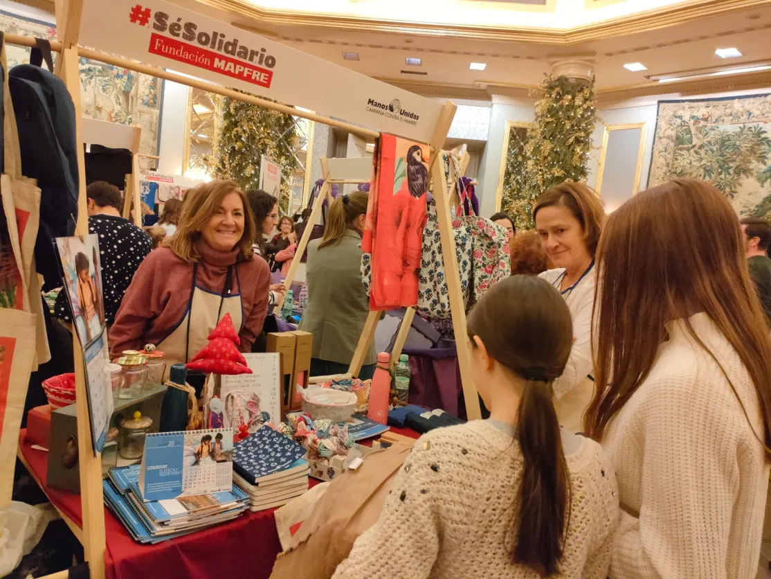 Estand de Manos Unidas Madrid en el Mercadillo Solidario de Navidad de Mapfre 2023