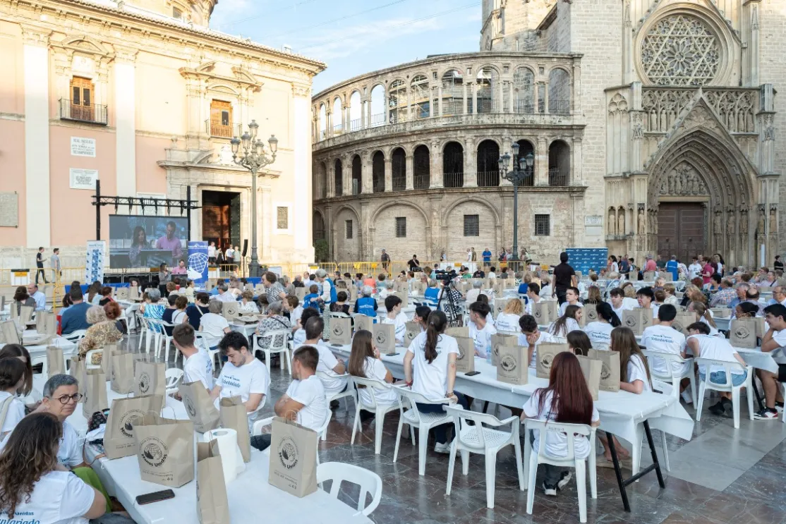 Vista general de la Plaza de la Virgen durante la Cena del Hambre de Manos Unidas Valencia. Fotos: @vgutierrezVLC / AVAN