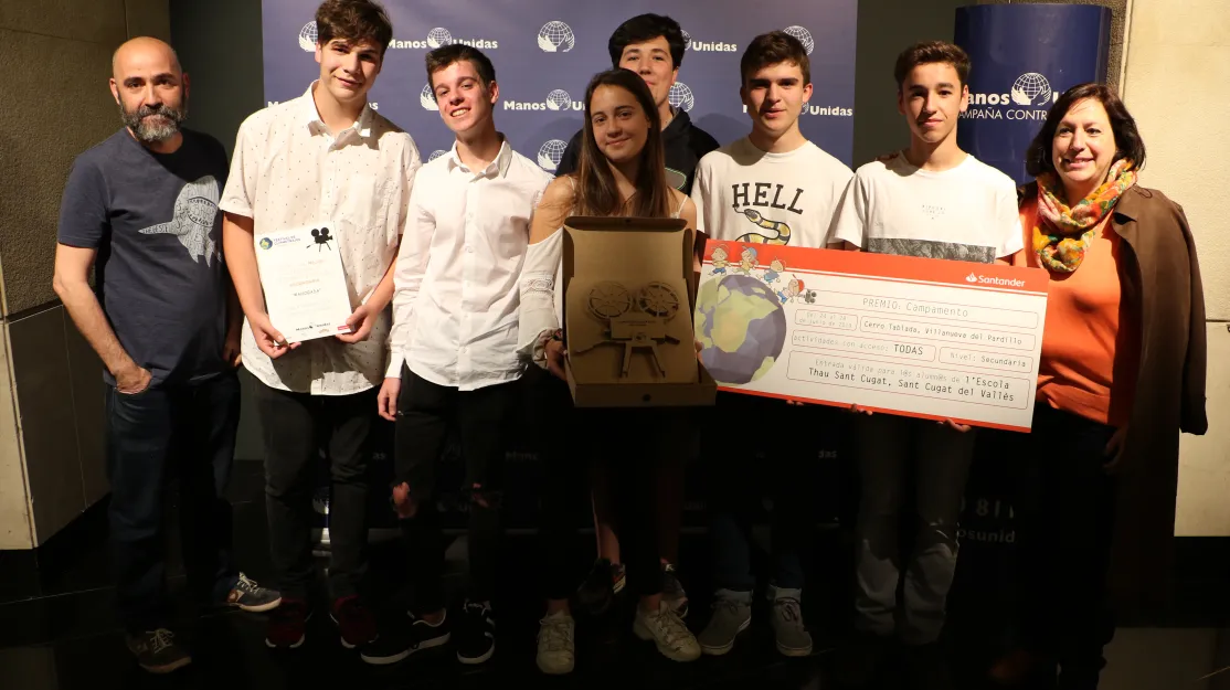 Los alumnos ganadores con el clipmetraje #Ahogada