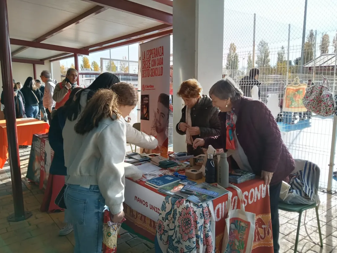 Voluntarias de Manos Unidas Madrid en el Dia de la Solidaridad del colegio El Valle Las Tablas