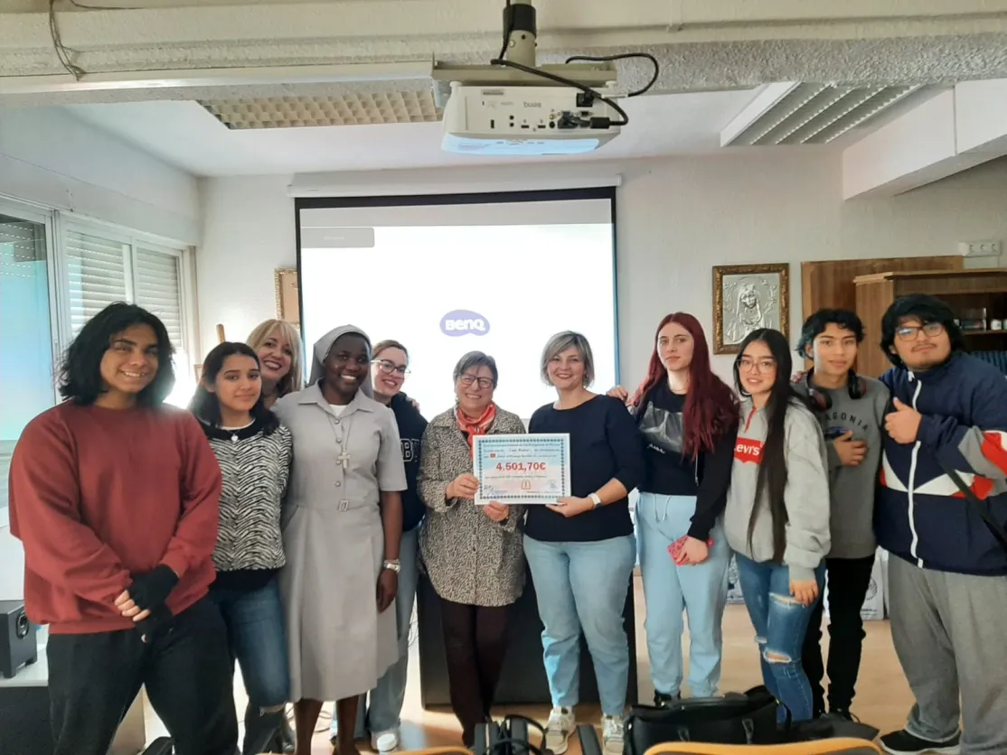 Los alumnos del colegio María Inmaculada Fuencarral entregan su donativo a Manos Unidas