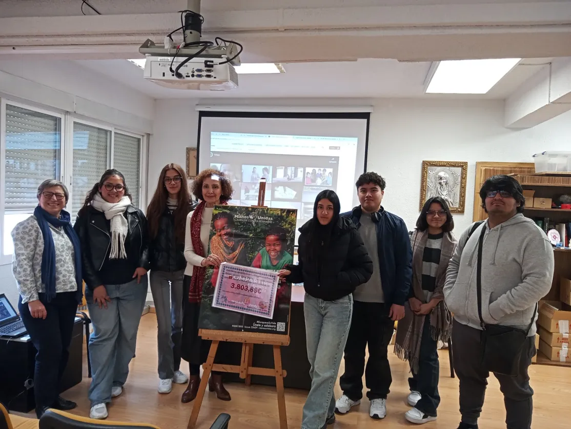 Los alumnos del colegio María Inmaculada Fuencarral entregan su donativo a Manos Unidas