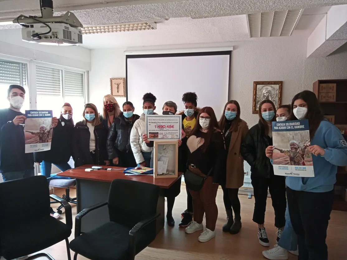 Los alumnos del centro educativo María Auxiliadora Fuencarral entregan su donativo a Manos Unidas Madrid