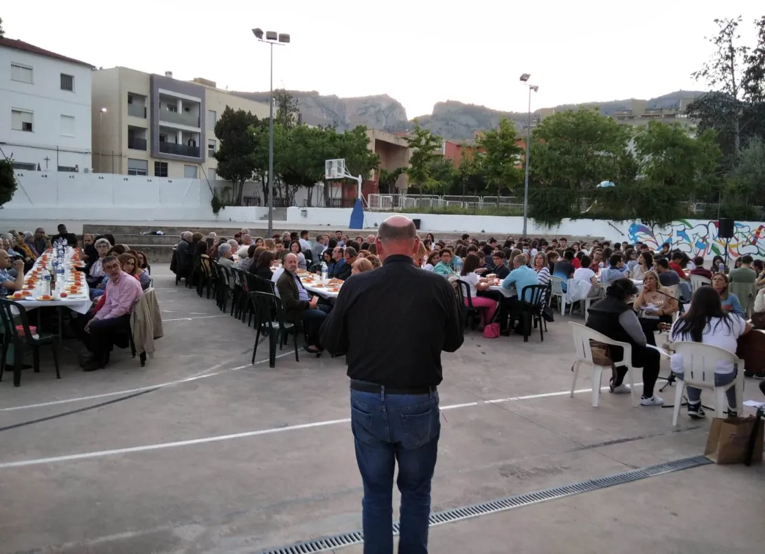Más de 200 personas asistieron a la Cena del Hambre de Alcoy de Manos Unidas Valencia. Momento de la bendición de la mesa. 