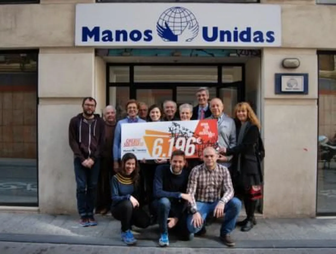 Entrega del cheque solidario en la sede de Manos Unidas Valencia.