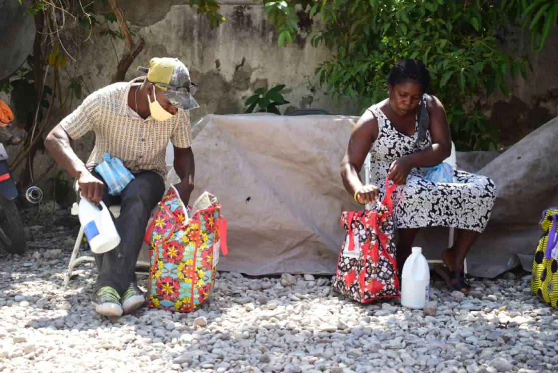 Entrega de kits en la plaine fondation tous ensemble. Foto: Manos Unidas
