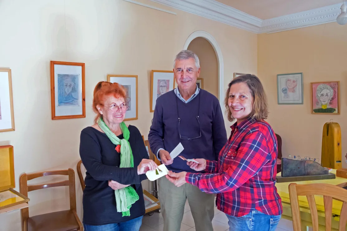 Éxito del arte solidario de la artista María Elba para Mans Unides