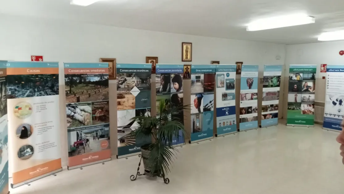 Exposición Construir la Paz de Manos Unidas Madrid en el colegio Sagrado Corazón de Fuencarral