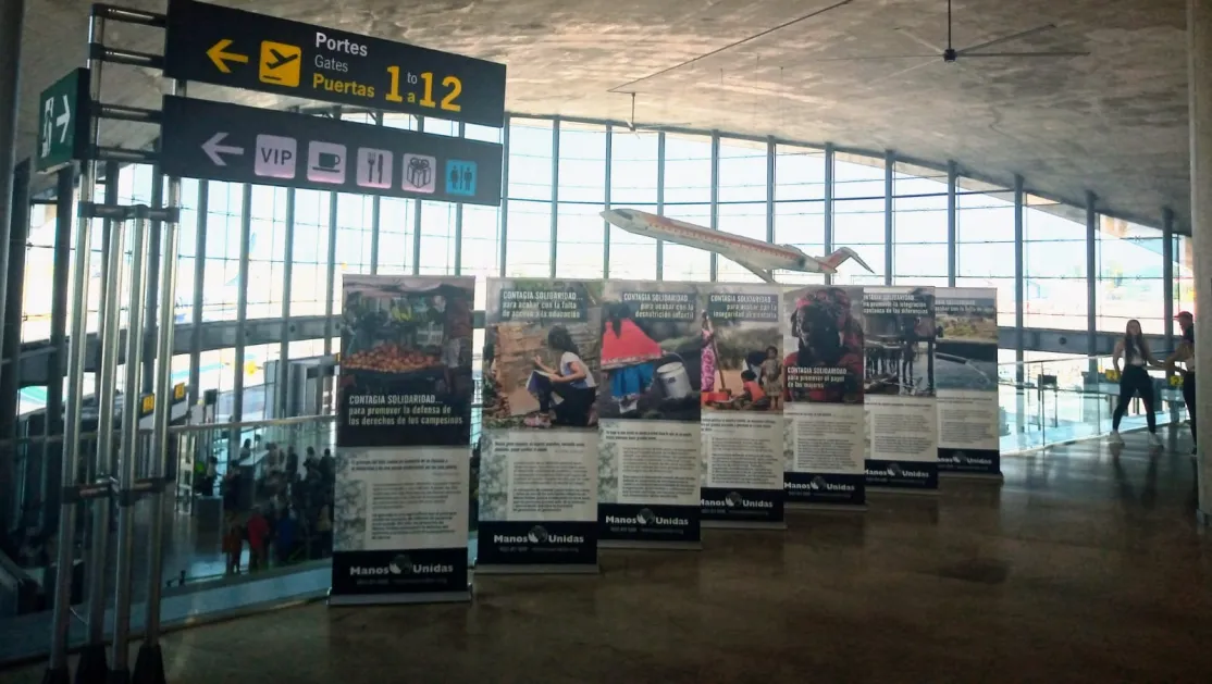 Exposición de Manos Unidas en el Aeropuerto de Manises, Valencia. 