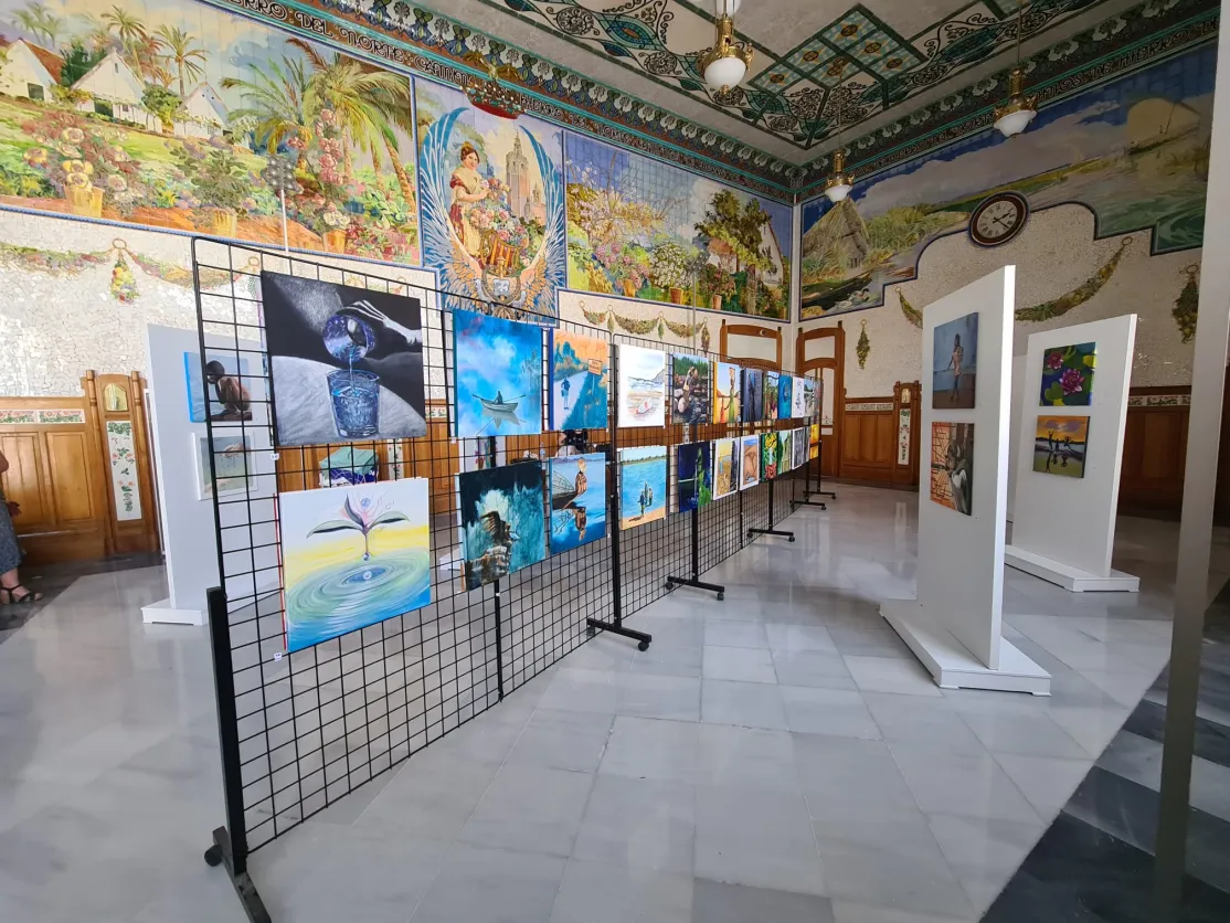 Exposición solidaria a beneficio de Manos Unidas Valencia en la Estación del Norte, Sala de los Mosaicos.. 