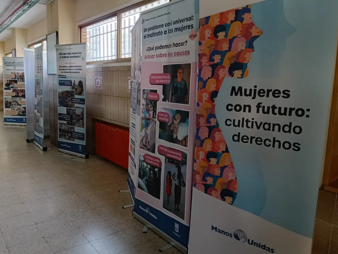 Exposición de Manos Unidas Madrid "Mujeres con futuro: cultivando derechos" en el colegio La Salle del Sagrado Corazón.