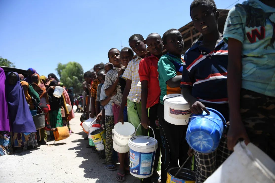 Hambruna en África 2017 - Niños desplazados hacen cola para recoger comida en un centro de distribución en Somalia (Autor: AMISOM Public Information)