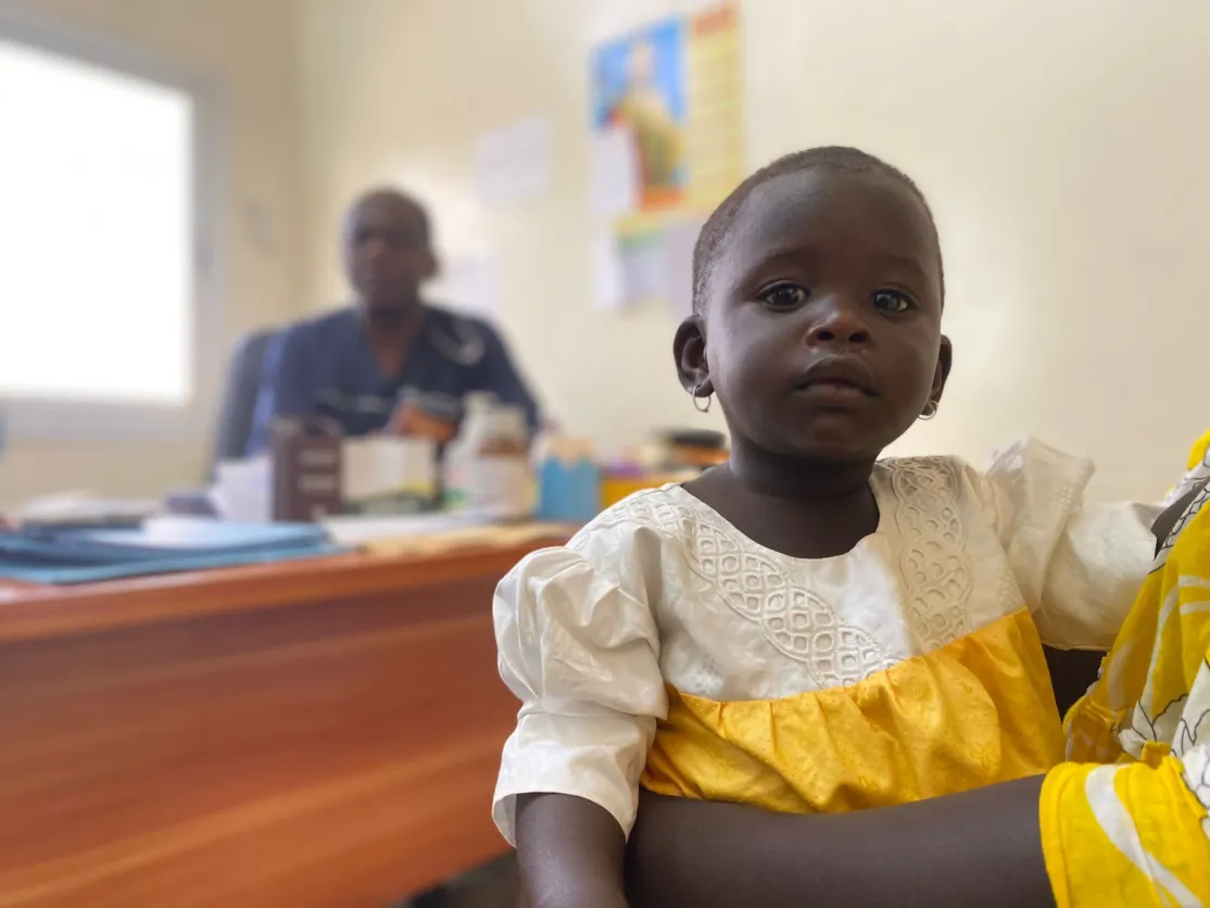 Pequeña senegalesa en Hospital San Juan de Dios de Thies. Foto Elena Señor