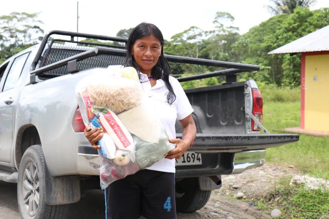 Mujer indígena con bolsa de comida. Covid19 Ecuador. Foto: FEPP