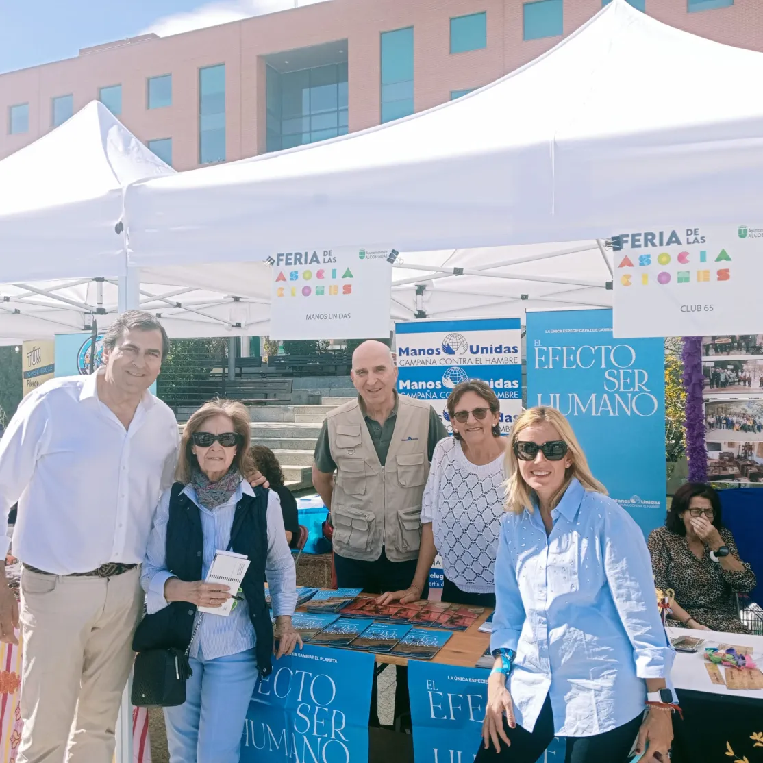 La Alcaldesa de Alcobendas visita el stand de Manos Unidas en la Feria de la Asociaciones 2024