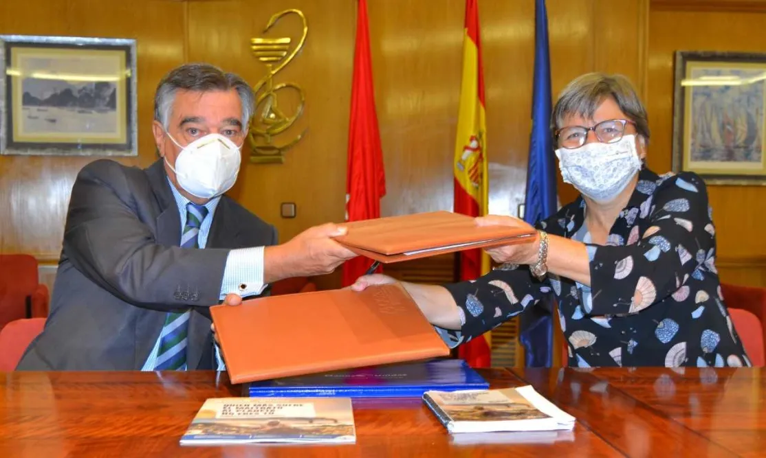 Firma del convenio de colaboración entre el COFM y Manos Unidas Madrid