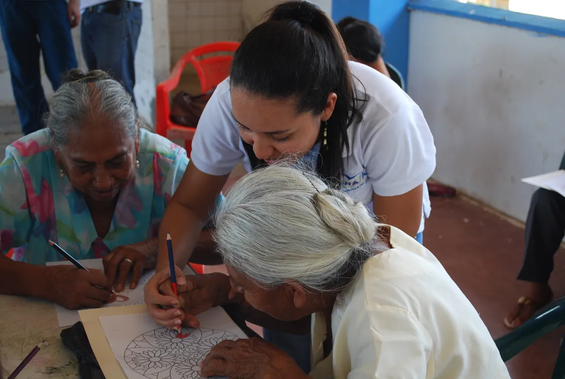 Diana Marcela Torres con personas migrantes de Colombia. Foto: Manos Unidas/JRS