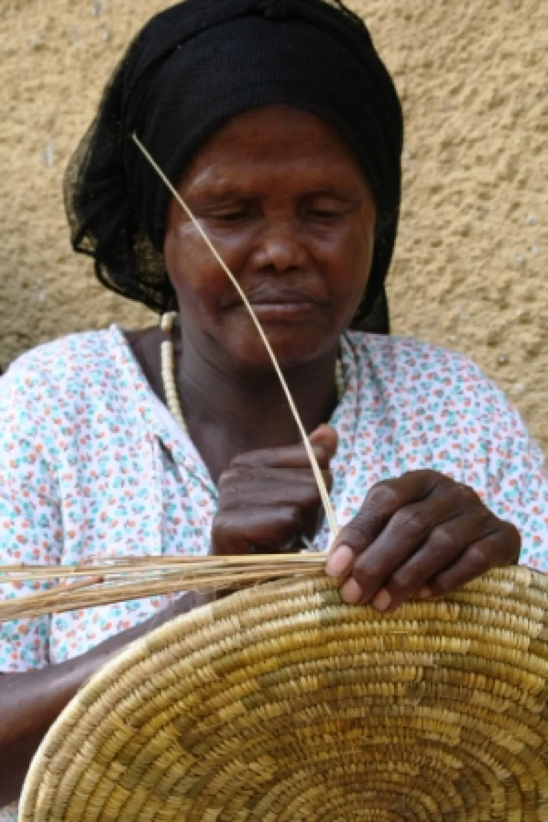 Mujer elaborando cestos