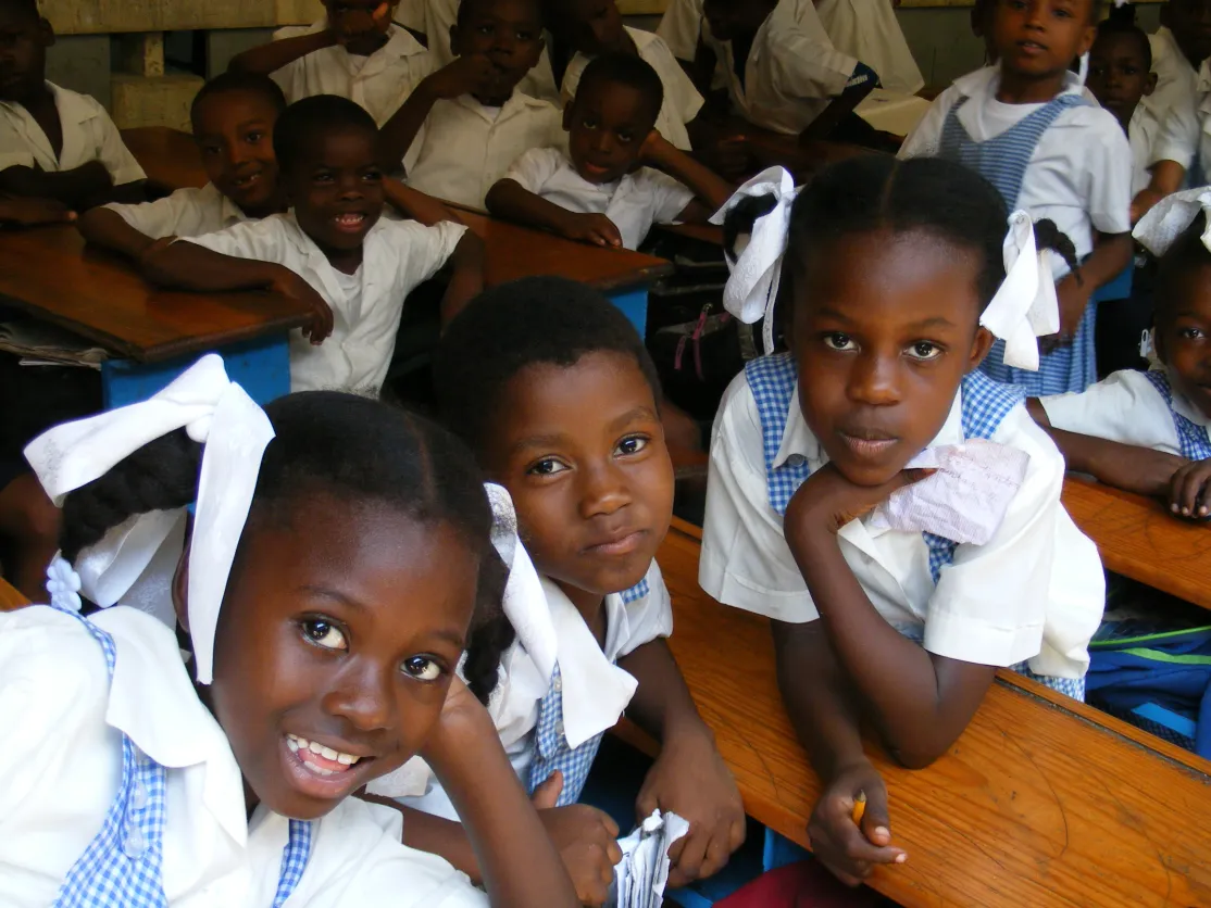 HAI 72736. Mejora condiciones educativas en Les Cayes (Haití) tras el paso del huracán Mathew. Foto: Manos Unidas