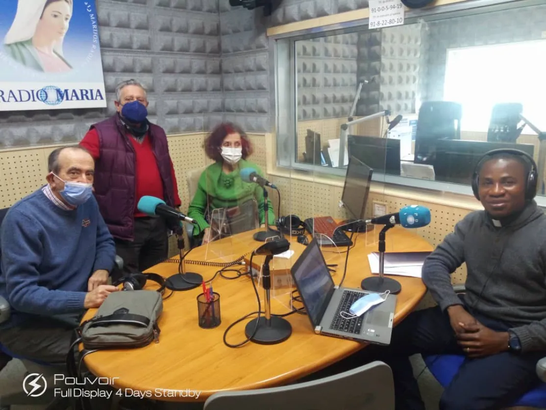 Voluntarios de MU y el padre Silvestre en el programa Iglesia Viva