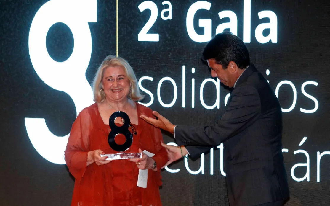 Ana Ruiz recibe el premio de manos de Carlos Mazón, presidente de la Diputación de Alicante. 