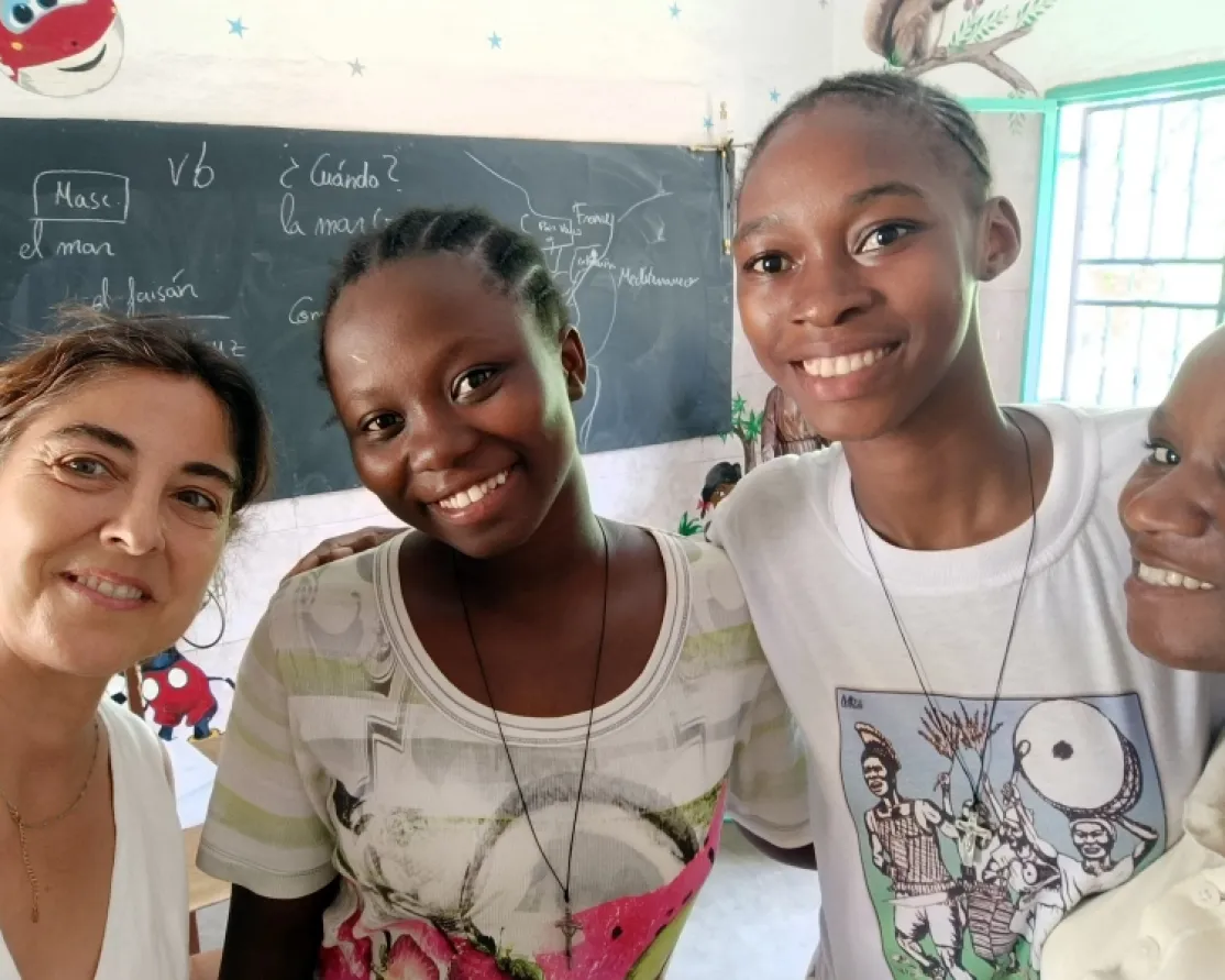 Olga Durich, junto con 3 de las alumnas de las clases de español en Bamako (Mali) | Imagen: Olga Durich