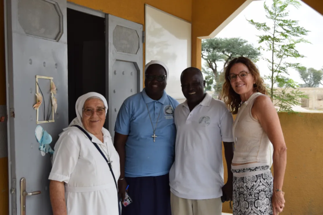 La hermana Hortensia y Mireia Angerri, junto con dos de los trabajadores de los proyectos de Manos Unidas. | Imagen: Ona Canales.