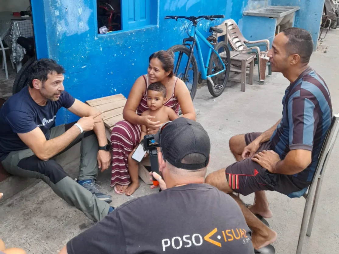 Manos Unidas ONG - Quico Taronjí viaja a la Amazonía - Quico, durante una de las entrevistas en el viaje