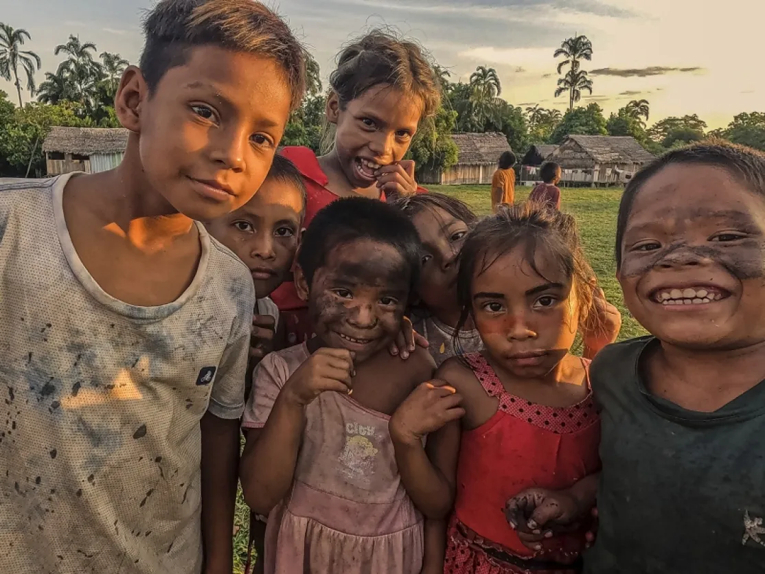 Manos Unidas ONG - Quico Taronjí en la Amazonía - Un grupo de niños sonríe a cámara