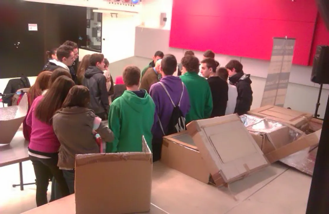 Demostración práctica a los alumnos: cómo construir cocinas solares con cajas de cartón