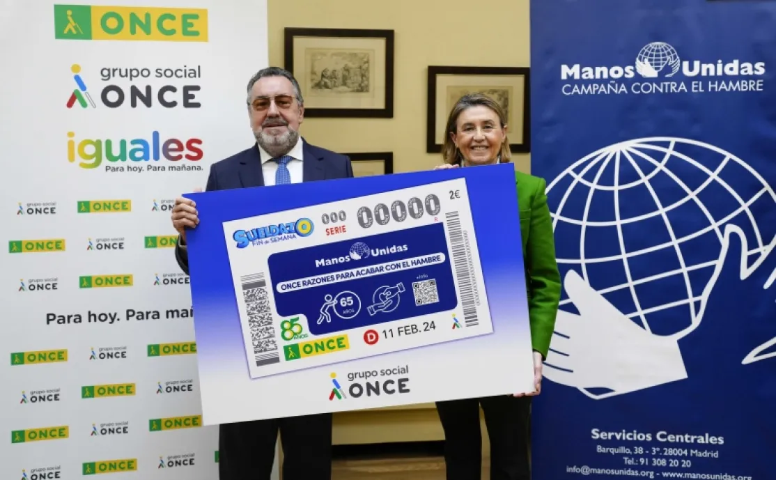 Miguel Carballeda, presidente del Grupo Social ONCE, y Cecilia Pilar Gracia, presidenta de Manos Unidas, posan con el cupón conmemorativo
