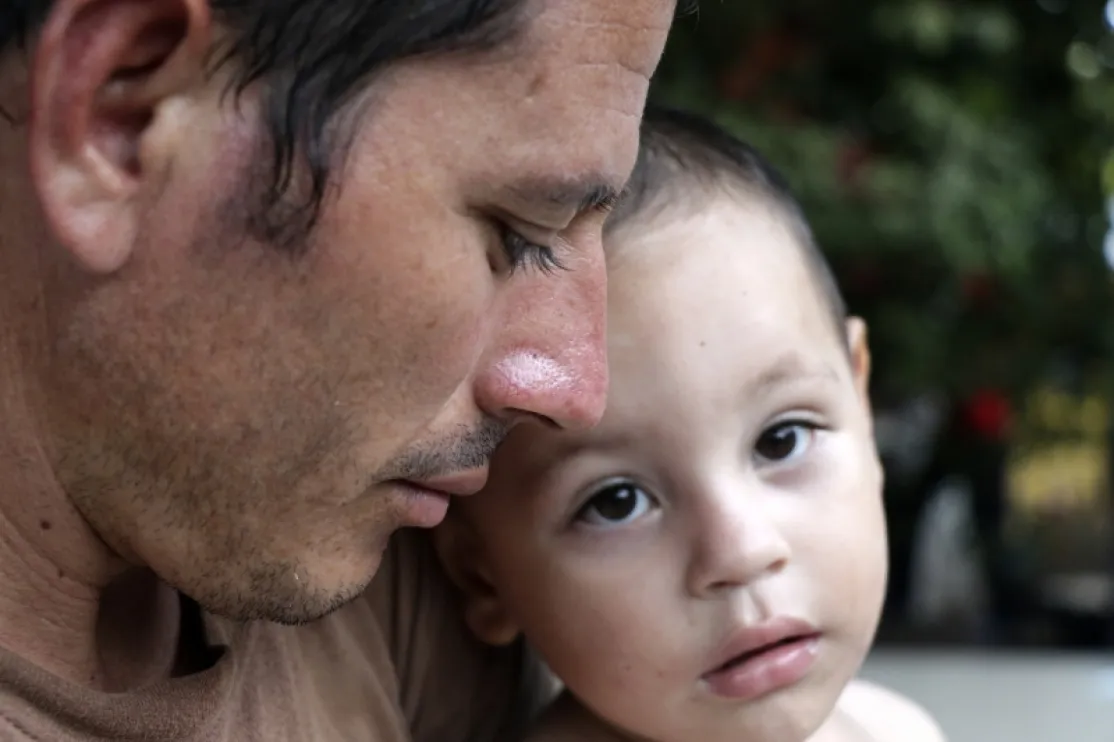 Un migrante de "La 72", en compañía de su hijo. | Imagen: México - Javier Mármol.