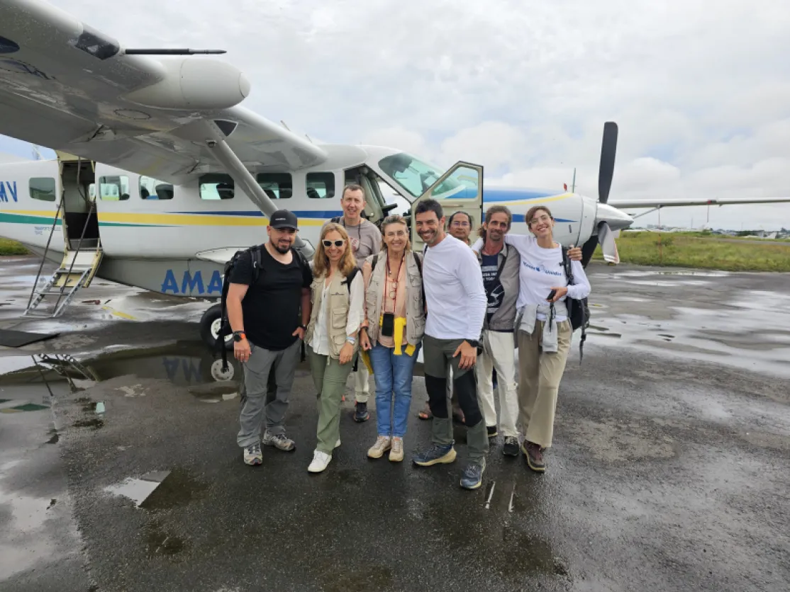 Manos Unidas ONG - Quico Taronjí viaja a la Amazonía - El equipo al completo posa frente a una avioneta