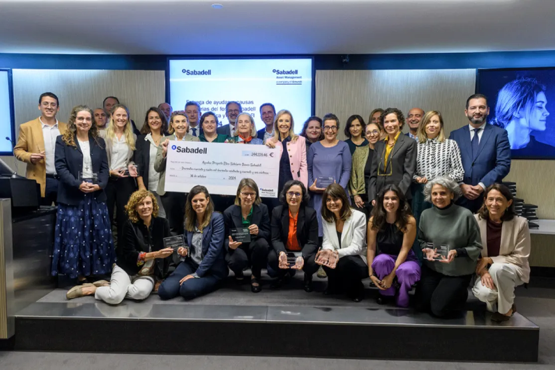 Entrega del cheque solidario del Banco Sabadell a Manos Unidas. Fotografía: Sabadell.