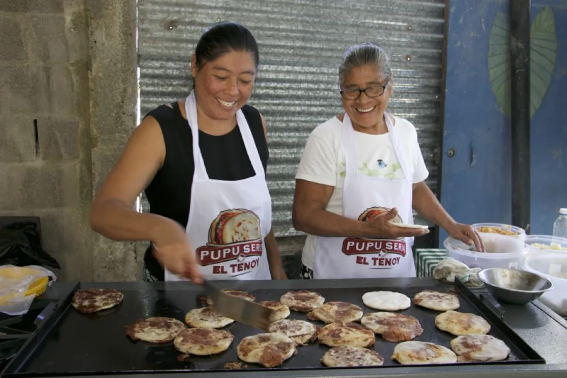 Pupusas en familia: un negocio redondo. Fotografía: CINDE