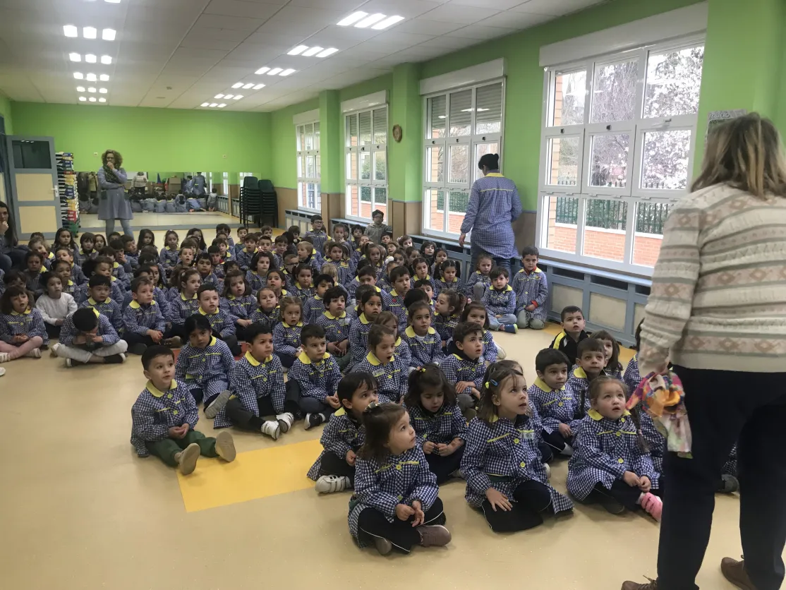 Pilar Simón con los alumnos de infantil del colegio Salesiano.