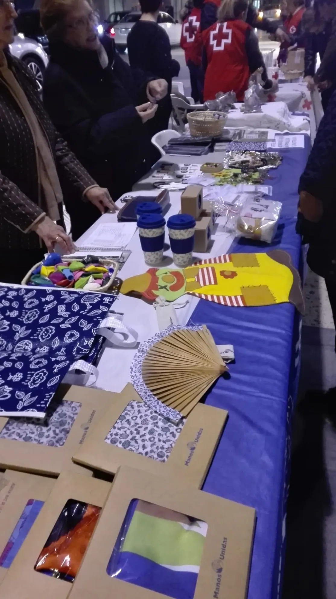 Mesa en el "Mercadillo solidario de ONGs" de Almazora