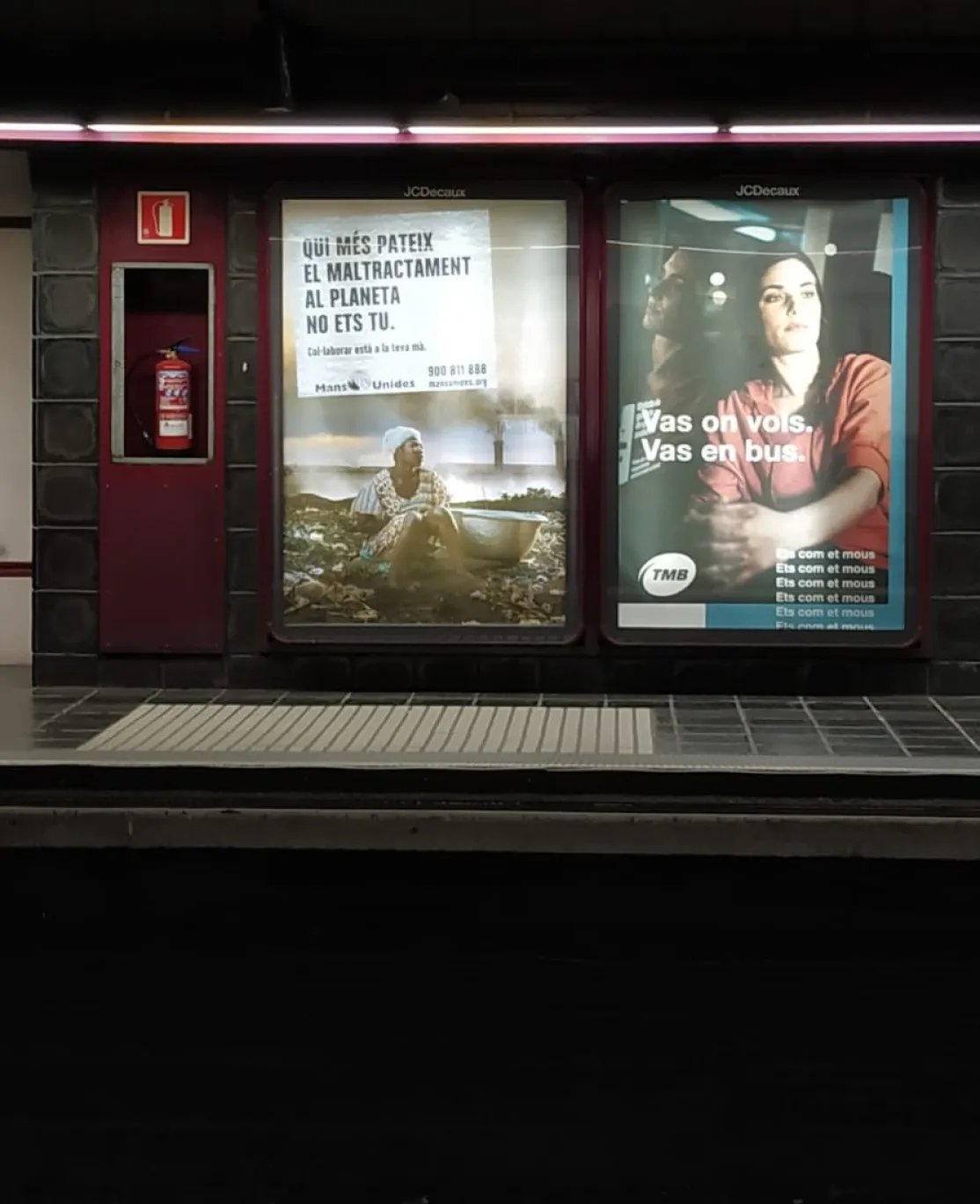 Publicidad de la nueva campaña de Manos Unidas en el metro