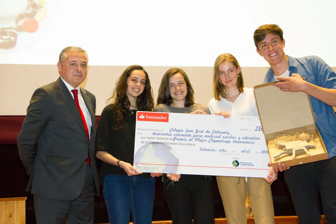Estudiantes del colegio San José de Calasanz junto con su premio.