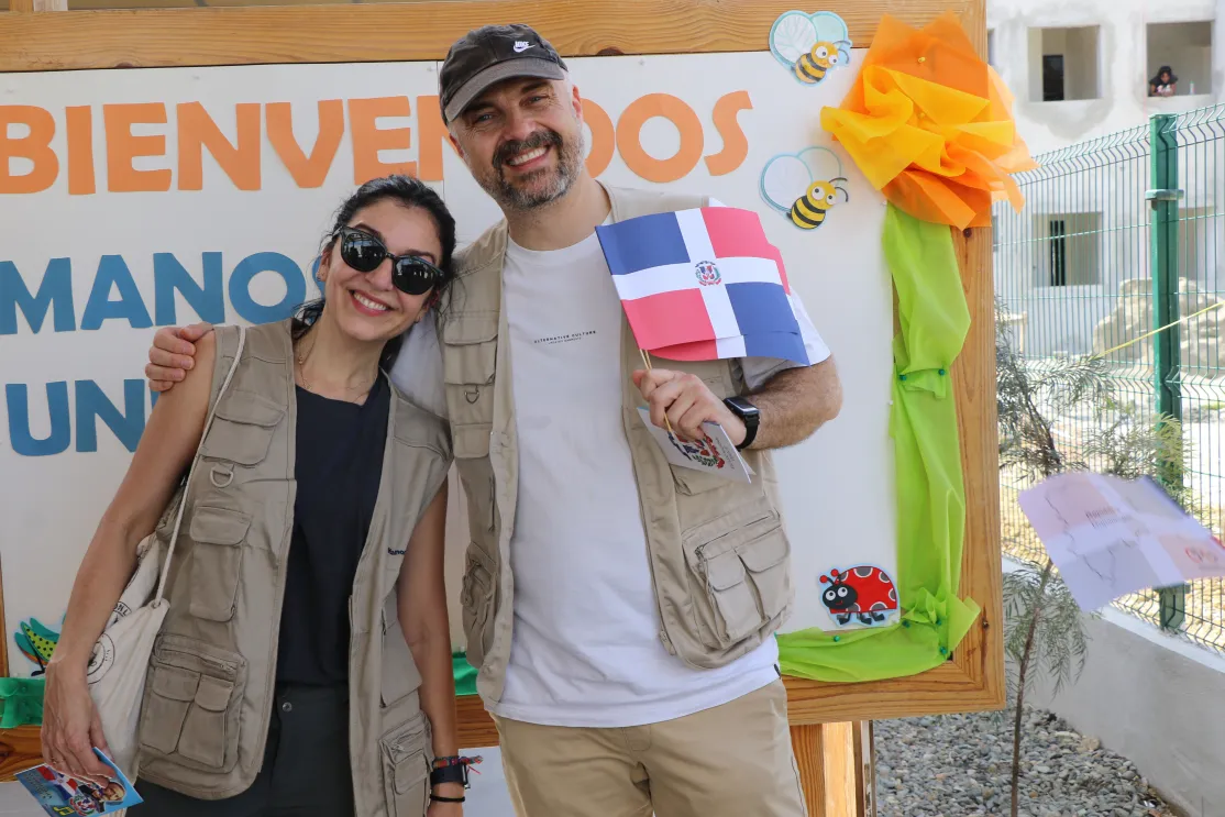 Javi Nieves y mar Amate (CADENA100) en República Dominicana. Foto: Manos Unidas/Marta Carreño