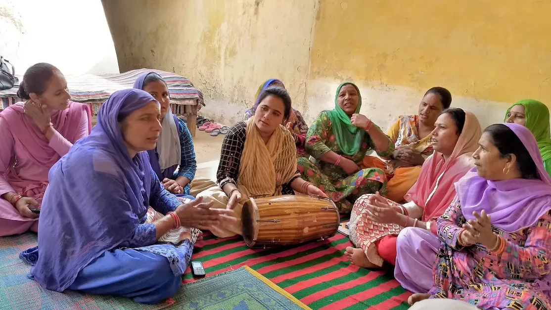 Reunión de mujeres en el norte de India. Foto Manos Unidas/Ana Cárcamo