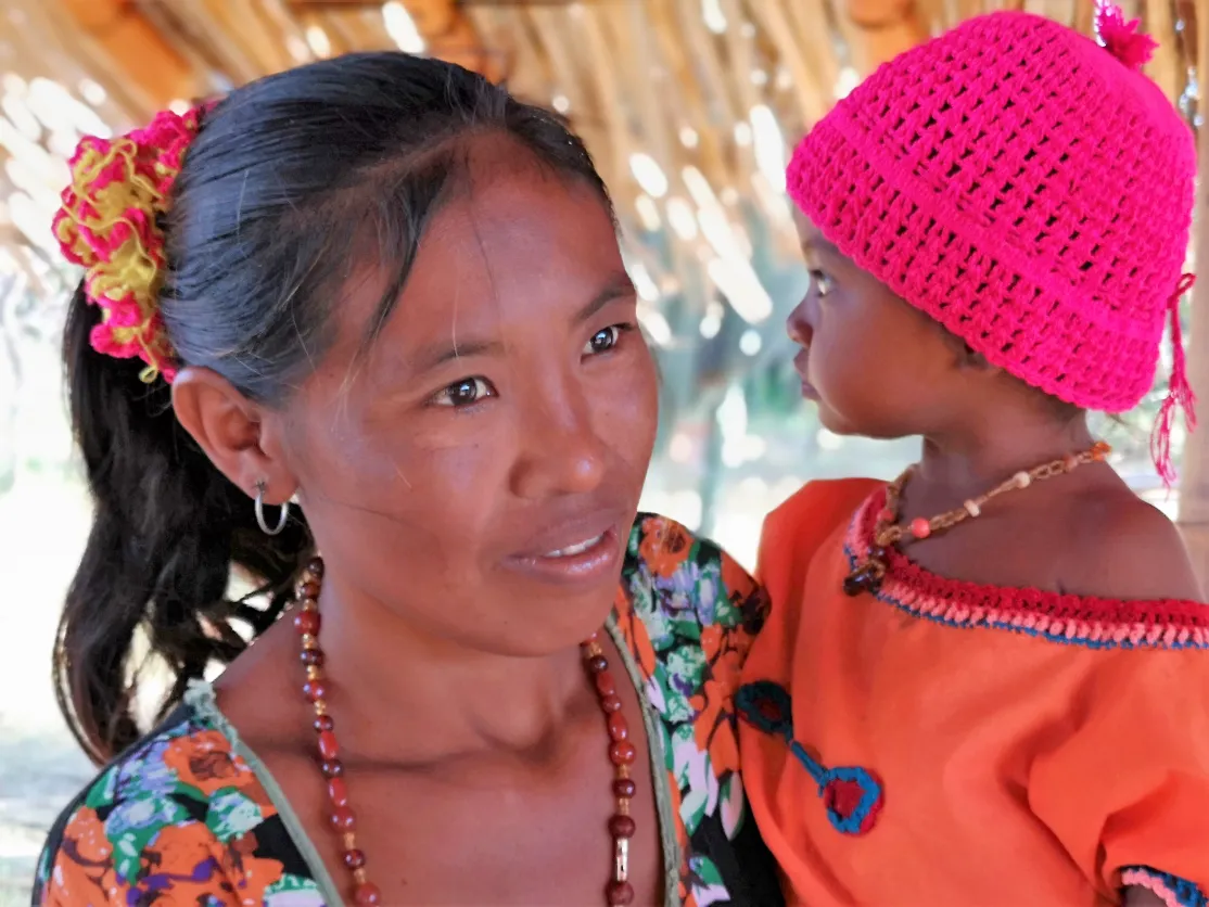 Mujer wayuu con su hijo en La Guajira. Foto:Marta Carreño/Manos Unidas en Colombia  